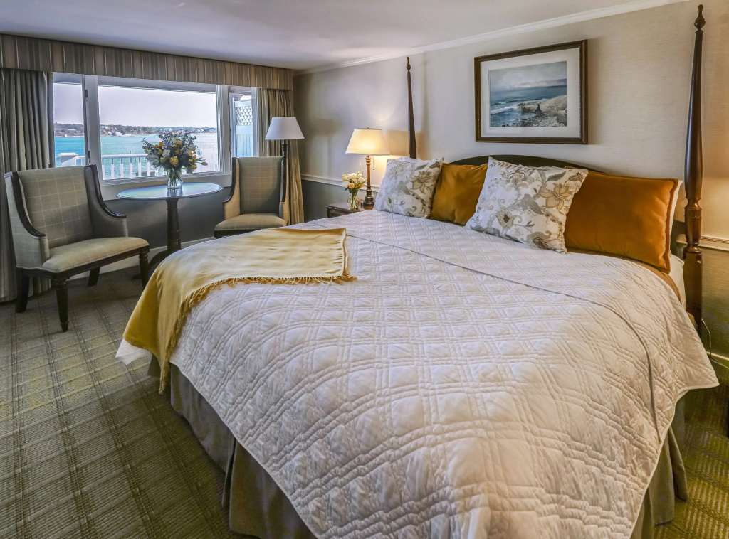 Standard Double room with balcony and with harbour view (full double bed)