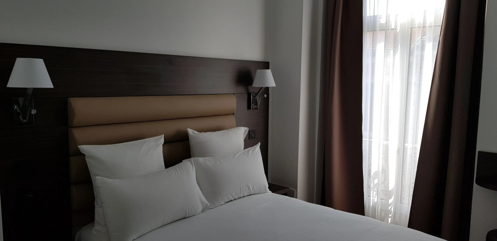 Standard Double room with city view (full double bed)