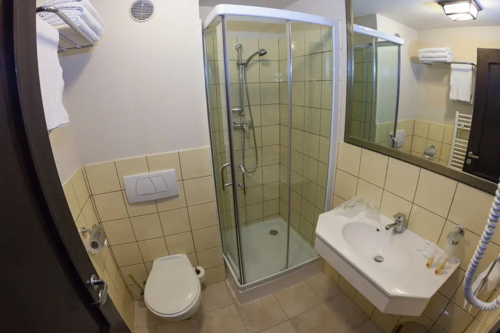 三人房豪華套房，配有雙人床