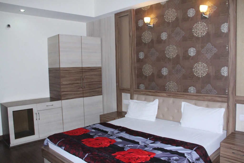 Double Suite full double bed