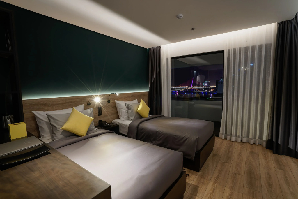 Premier Double room with balcony and with city view (twin beds)