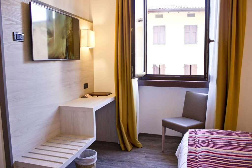 Deluxe Double room (full double bed)
