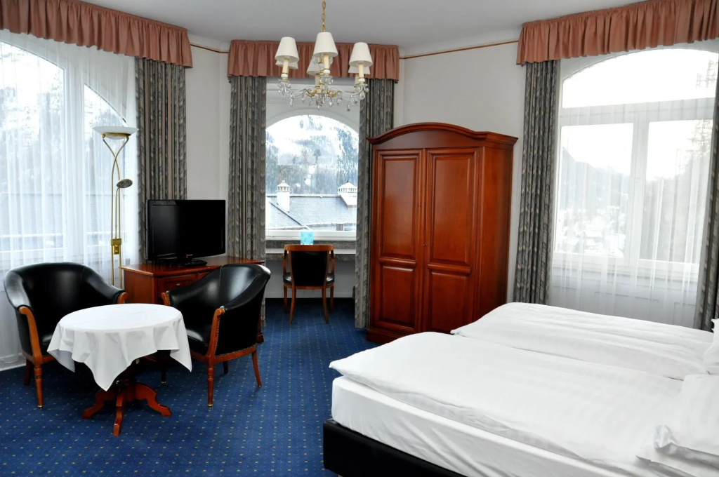 Standard Double room with lake view (full double bed)