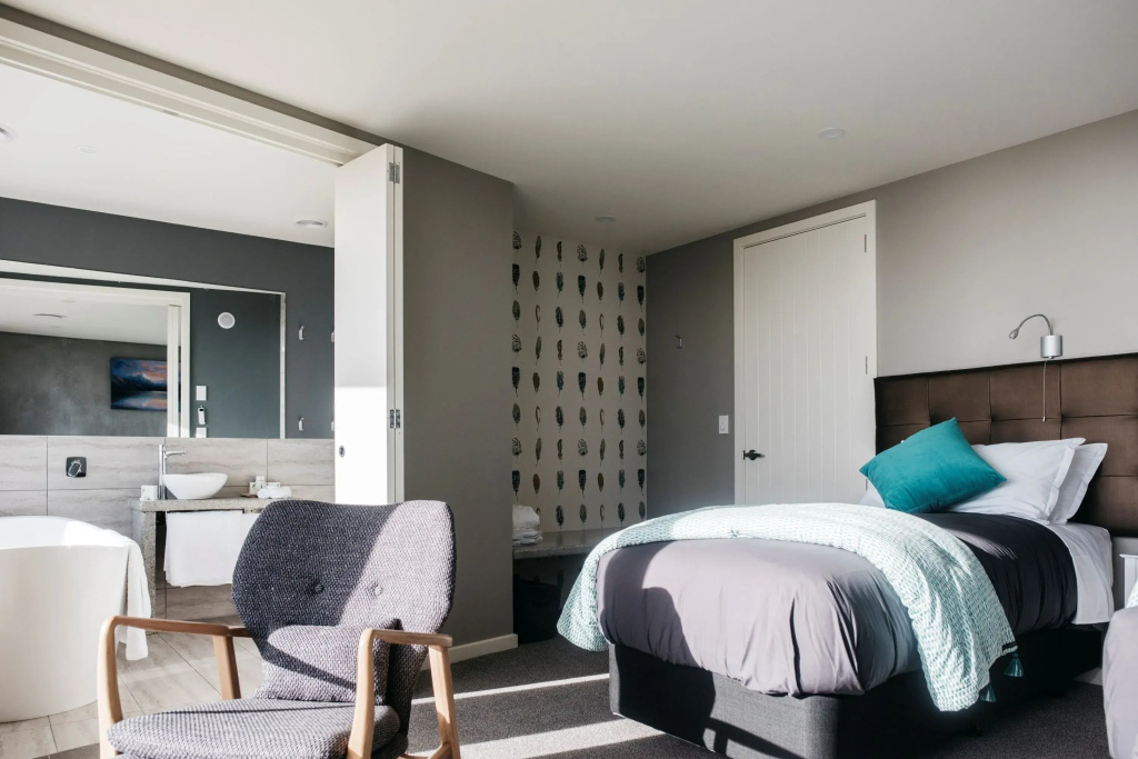 Standard Double room with lake view (twin beds)