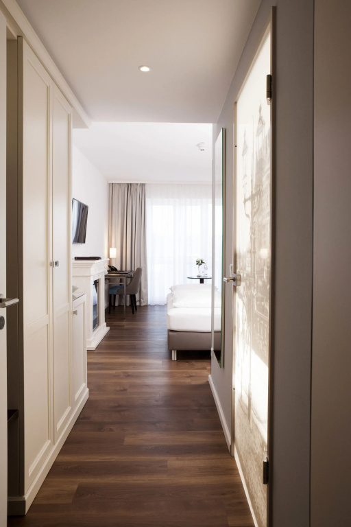 Classic Double room with harbour view (full double bed)