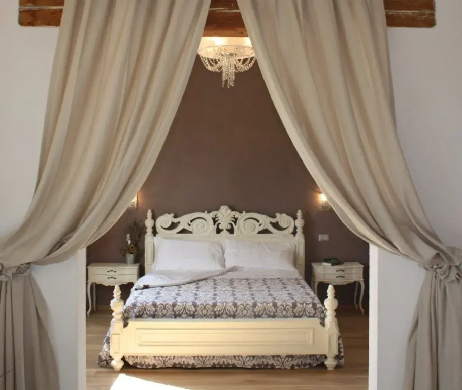 6 Bedrooms Villa