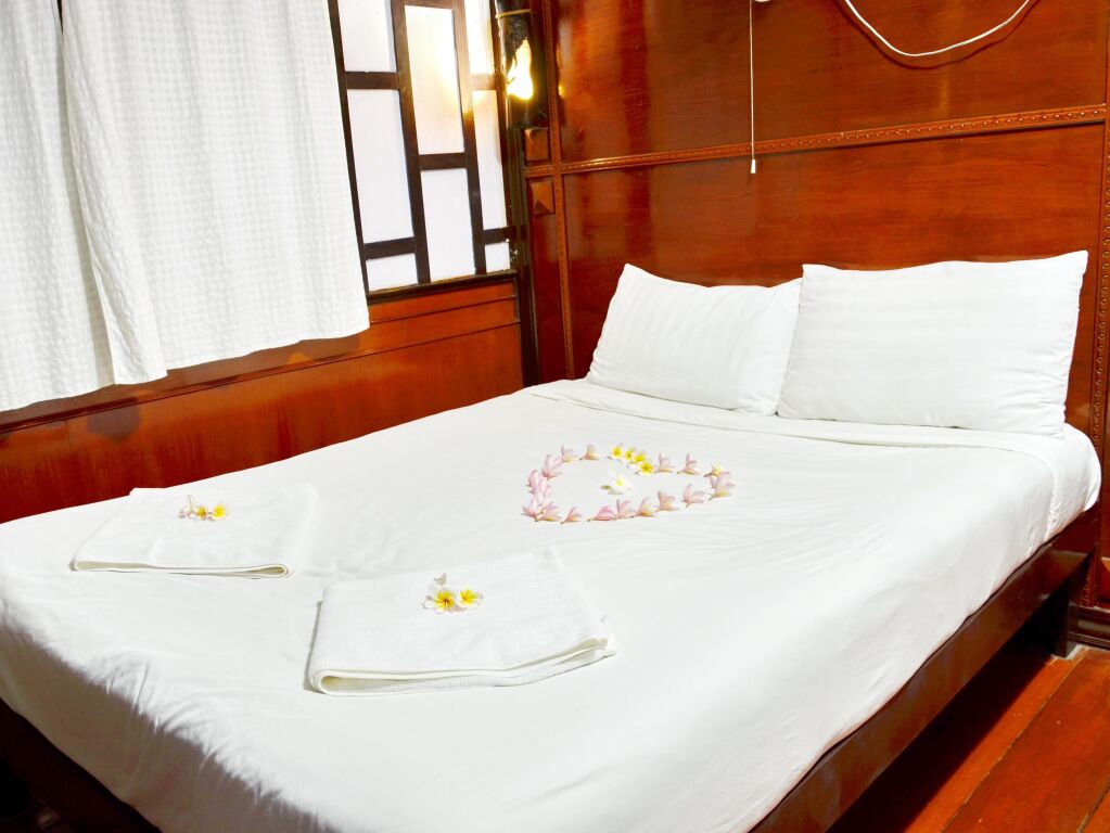 Deluxe Double Bungalow with bay view full double bed