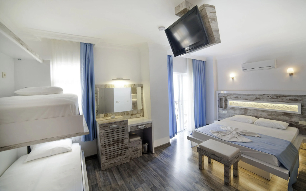 Standard Triple room