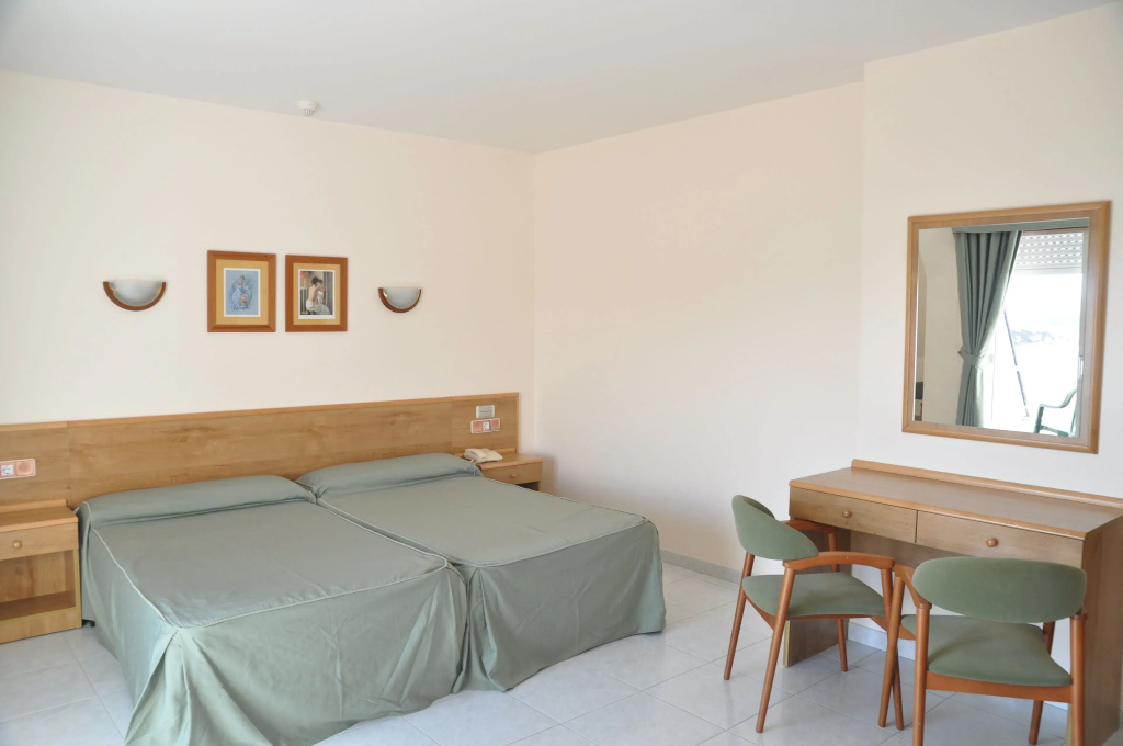 Standard Double room with partial ocean view (full double bed)