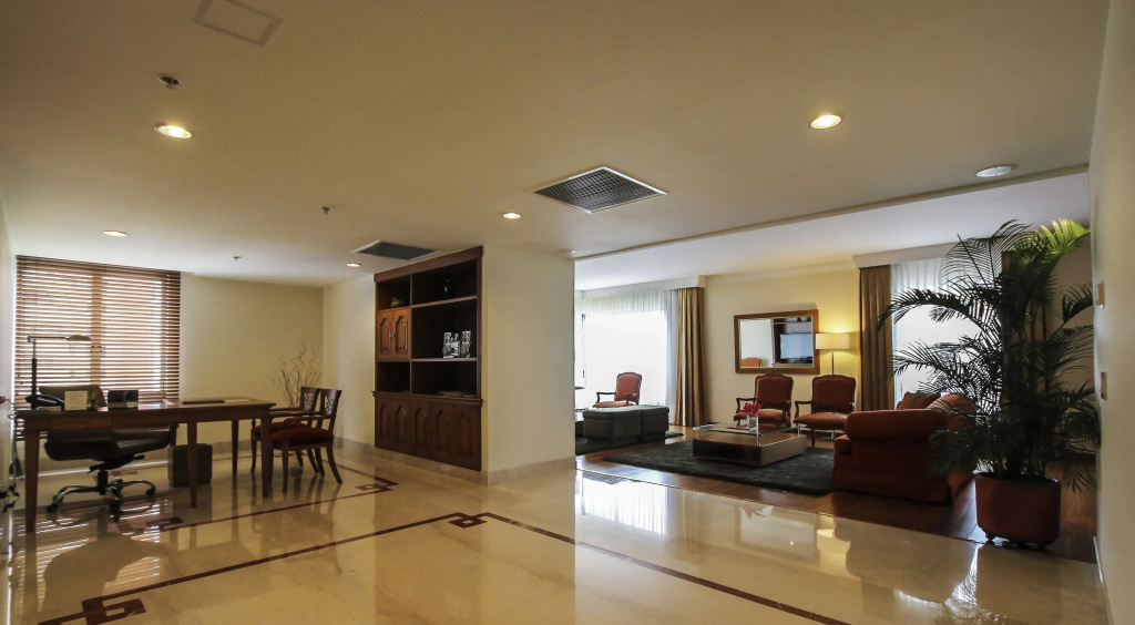 Presidential Double Suite full double bed