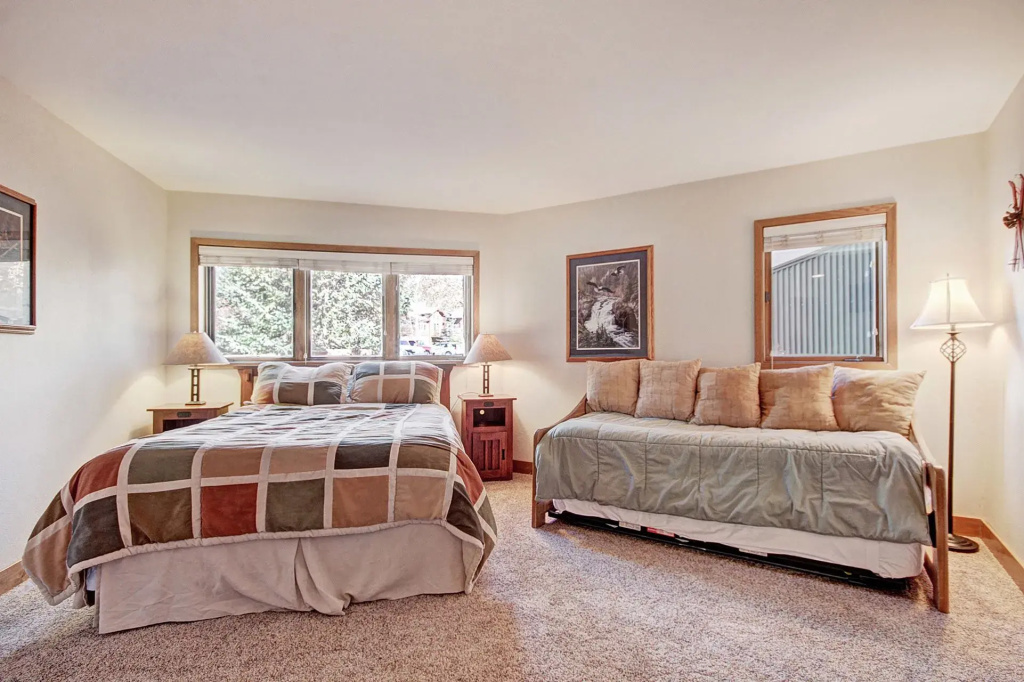 2 Bedrooms Standard room with mountain view