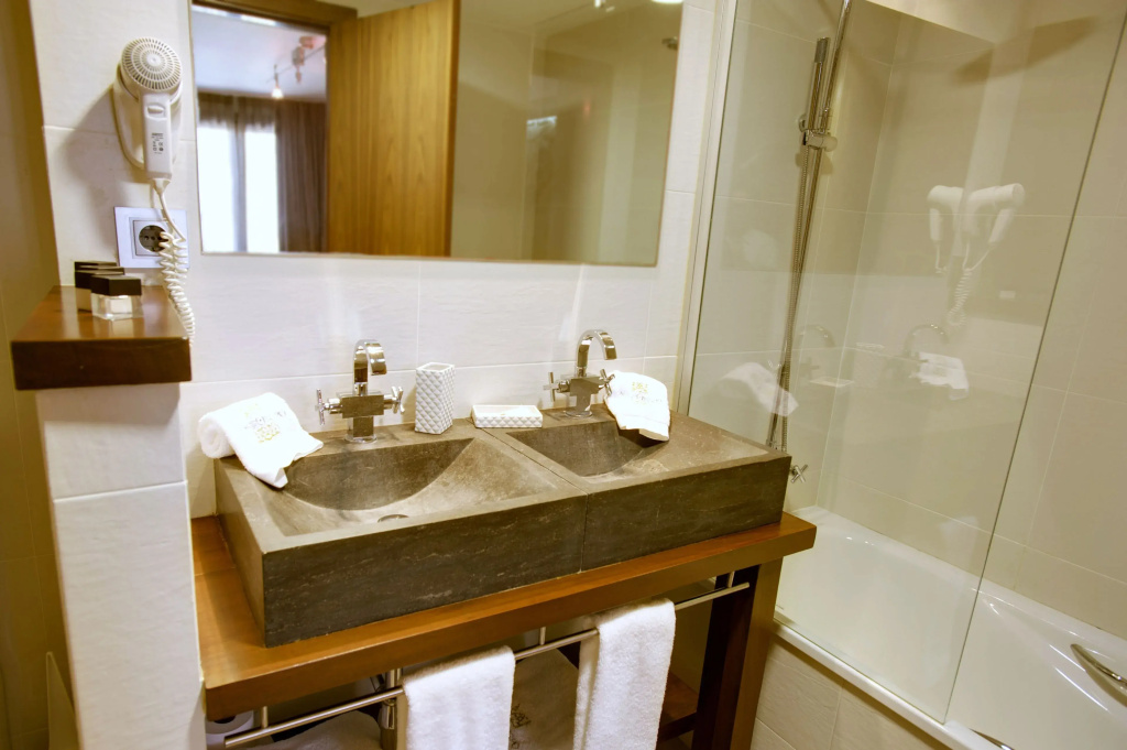 Double room (full double bed)