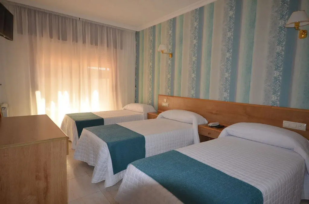 Standard Triple room