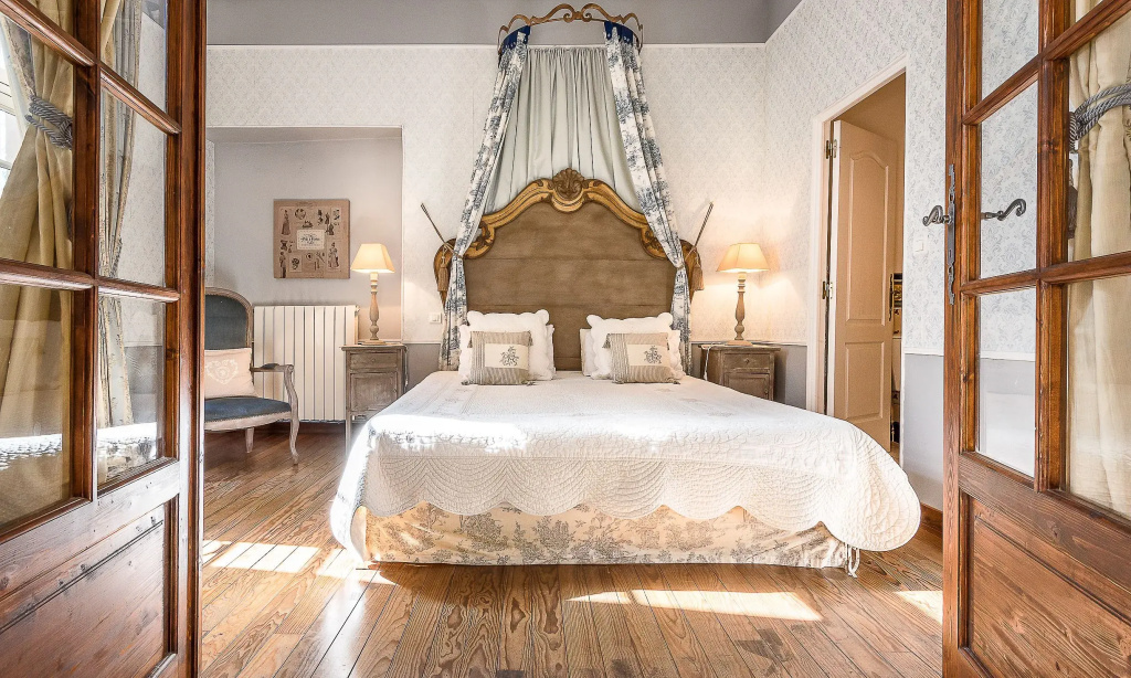 Luxury Double Suite with city view full double bed