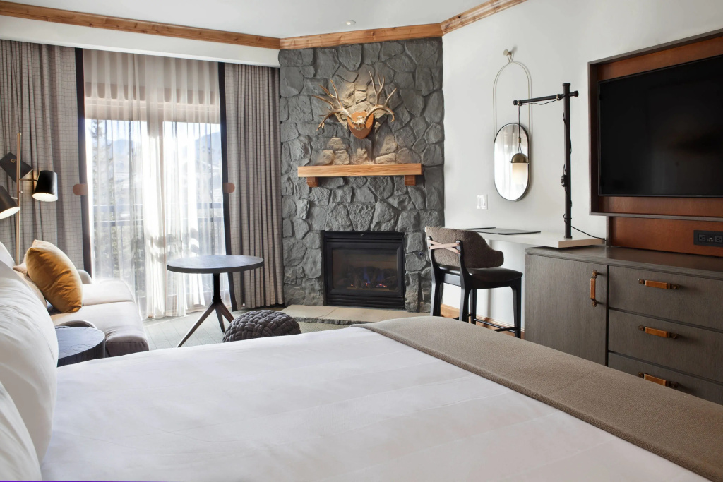 Deluxe Double room with pool view (full double bed)