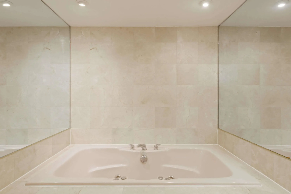 Double Suite (full double bed)