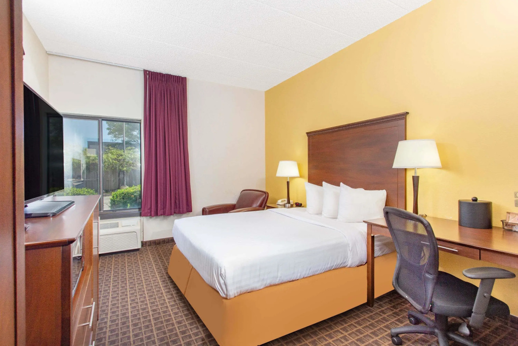 AmericInn by Wyndham Madison West Room Type - Deluxe Double room with city view (full double bed)