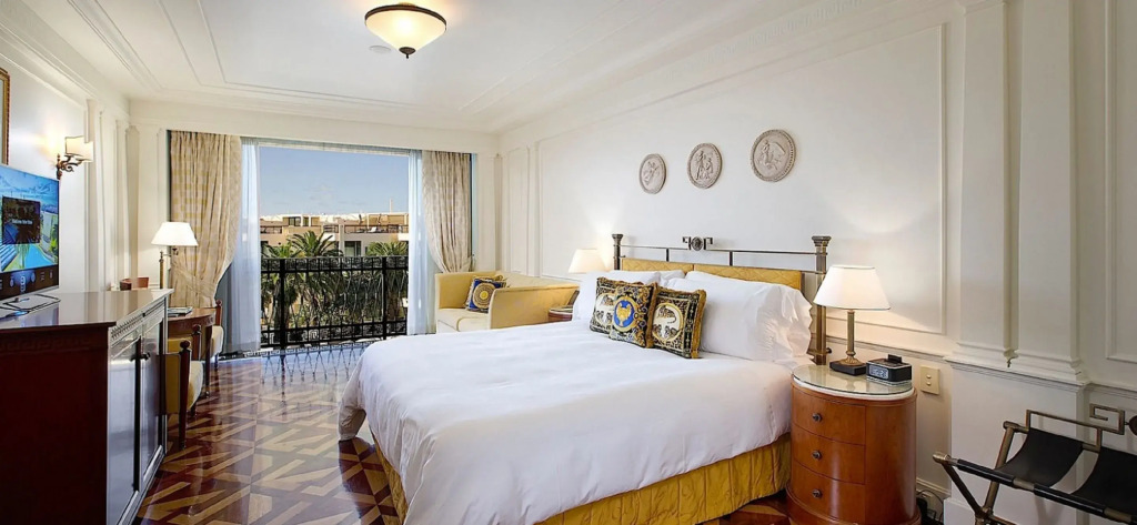 雙人房，設有陽台及大床。