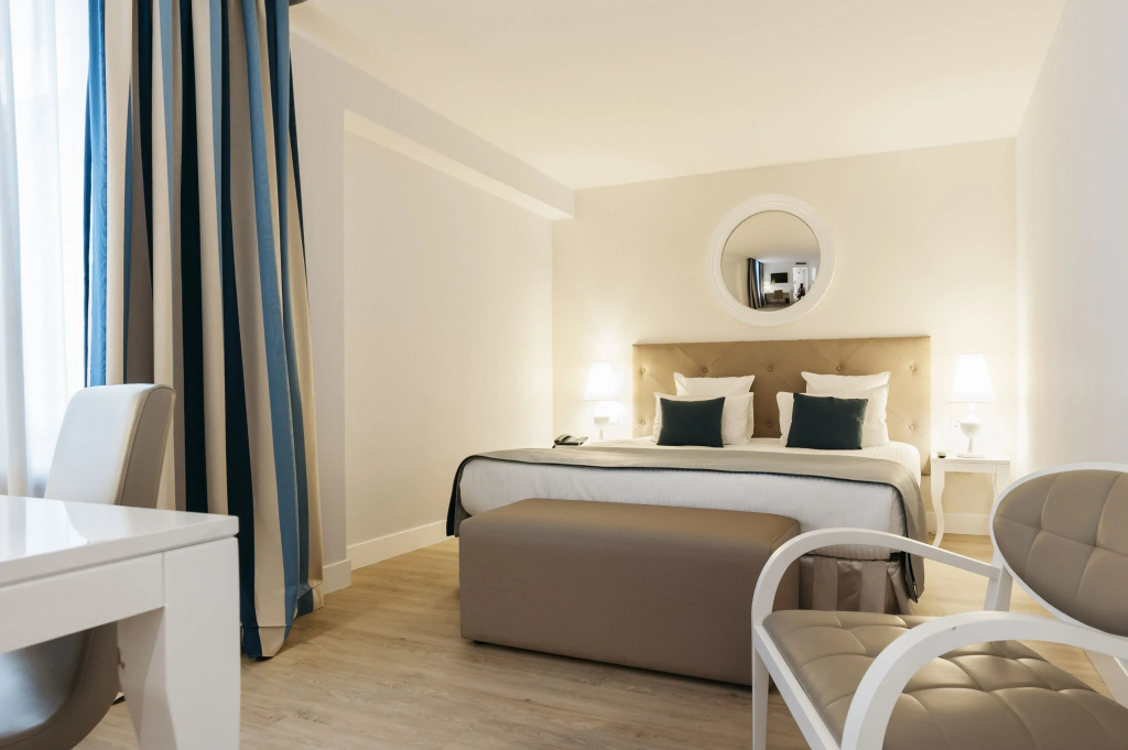 Double room (full double bed)
