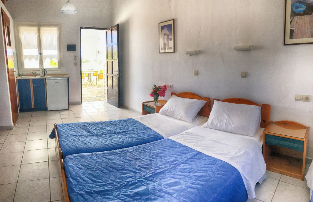 1 Bedroom Standard Triple room with garden view