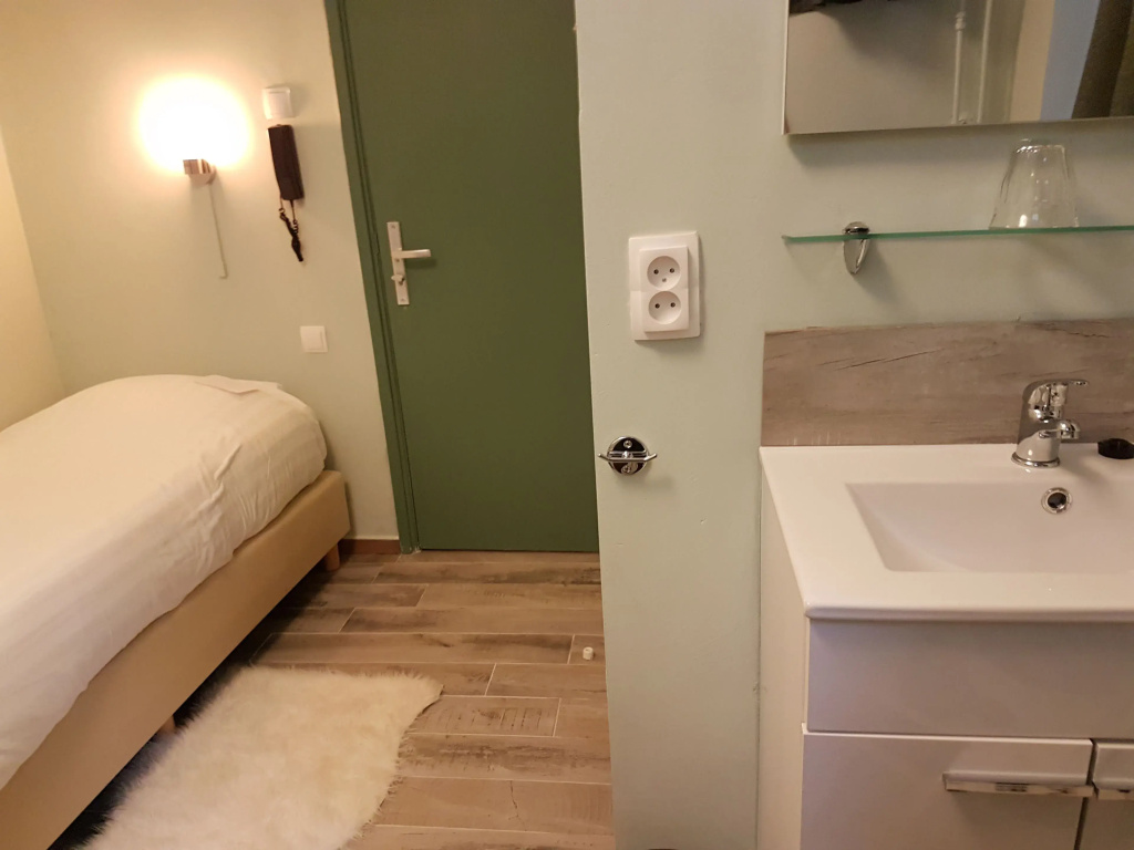 Economy room