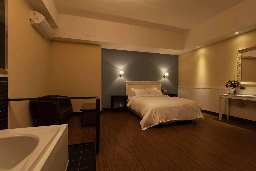 Deluxe Double room (full double bed)