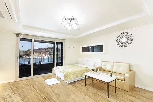 Double Studio (full double bed)