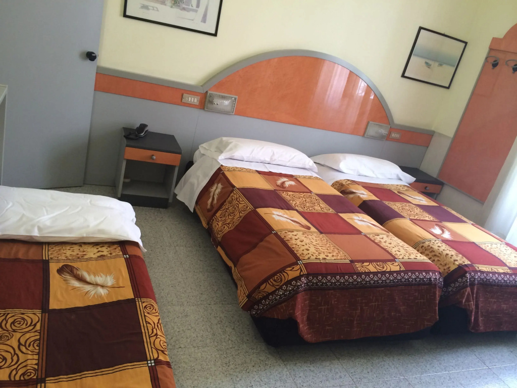 Standard Triple room
