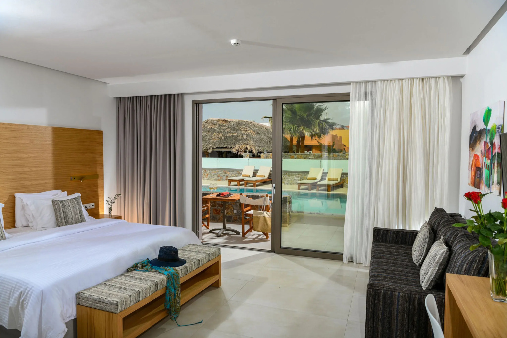 Deluxe Suite with pool view