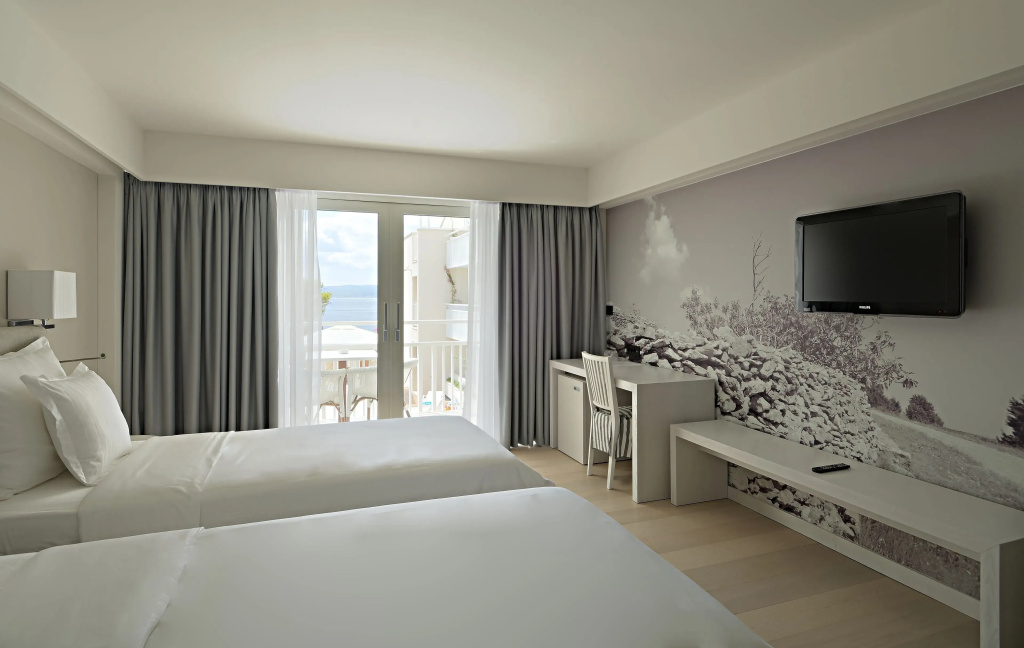 Standard Double room with balcony and with partial sea view (full double bed)