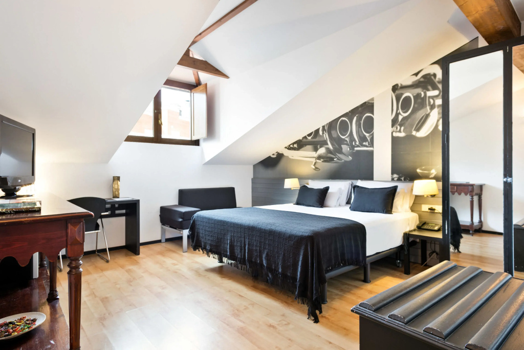 Standard Double room (full double bed)