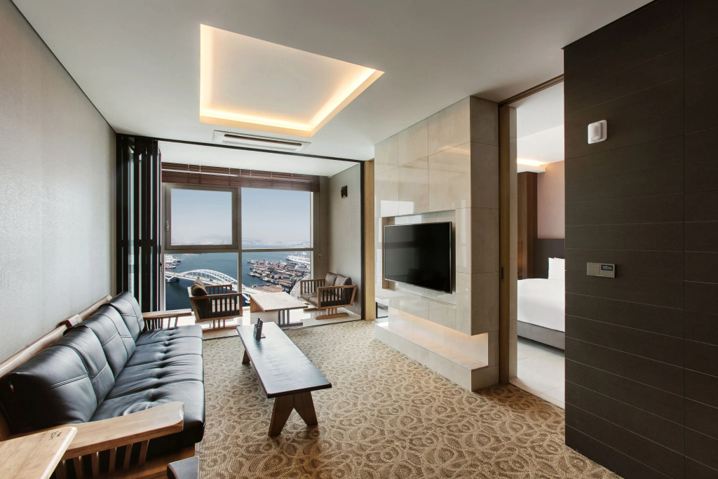 Junior Suite with harbour view
