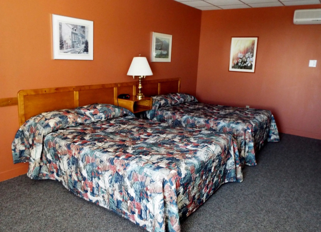 Superior Quadruple room with river view (2 full double beds)