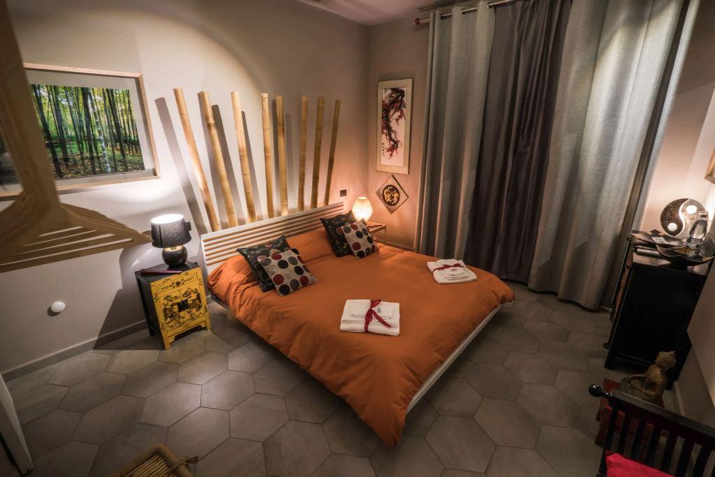Deluxe Double room (full double bed)