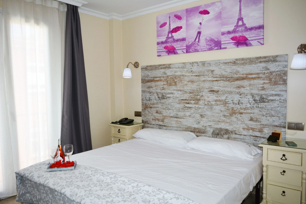 Double room (full double bed)