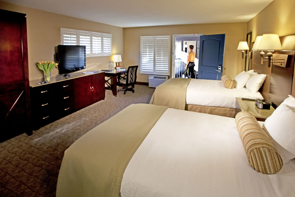 Standard Quadruple room with courtyard view