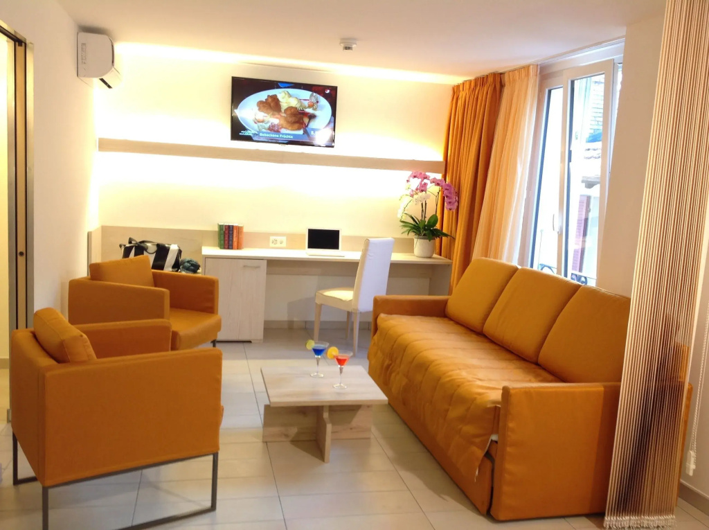 Standard Family room with courtyard view