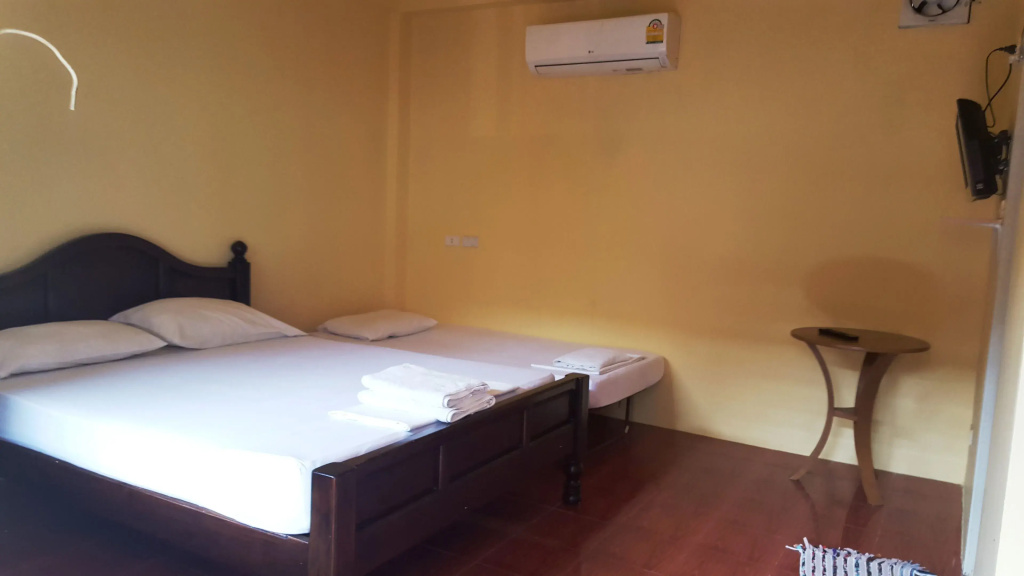 Standard Triple room