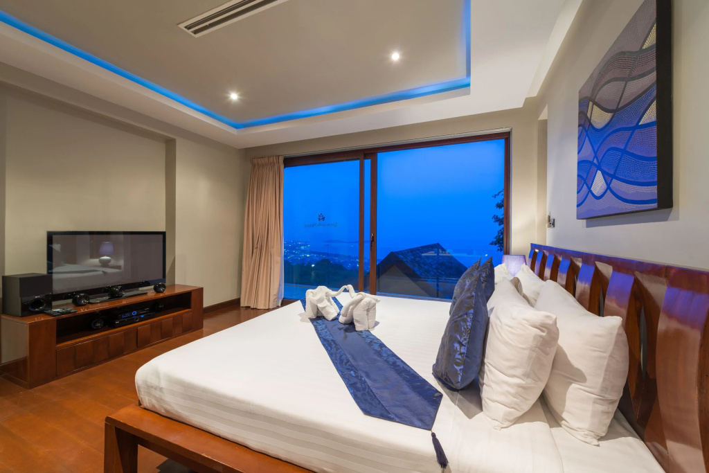 5 Bedrooms Villa