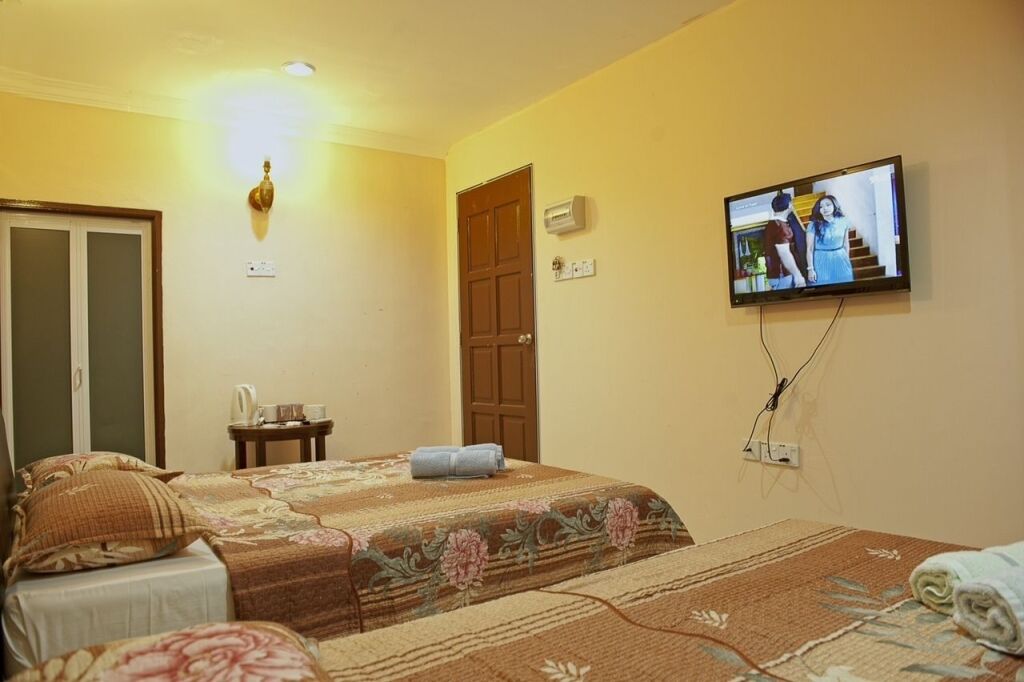 Penarak Bamboo Beach Motel