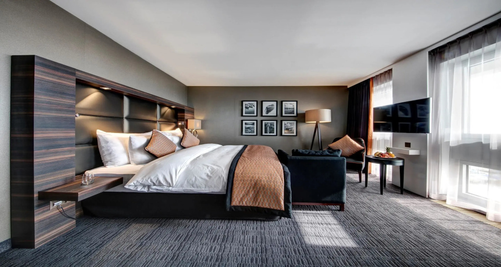 Superior Double room with lake view (full double bed)