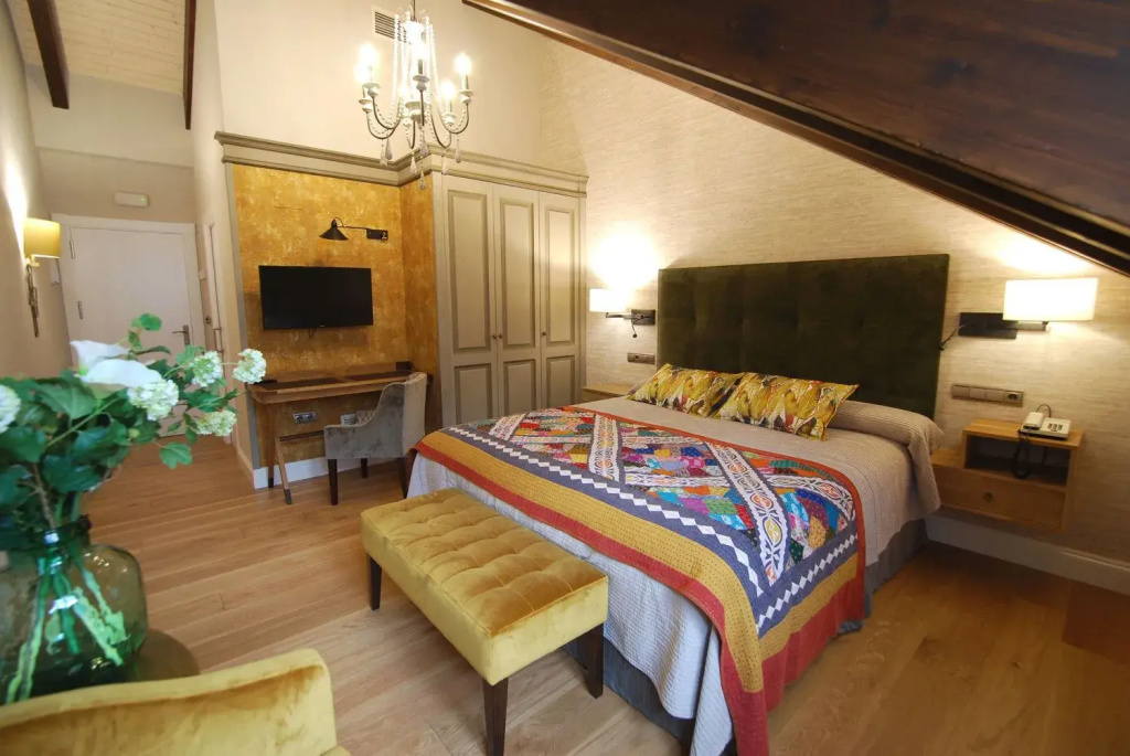 Deluxe Double Attic room (full double bed)