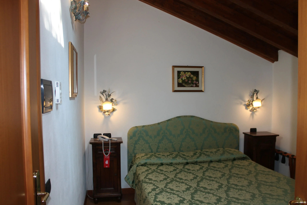 Standard Double room (full double bed)