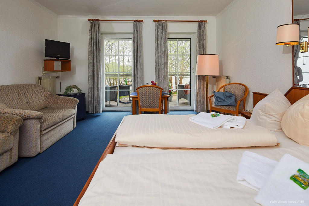 1 Bedroom Comfort Suite with balcony and with lake view
