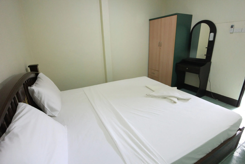 標準雙人房，設有露台及大床