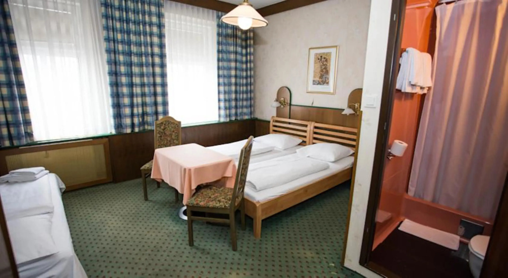 Standard Triple room