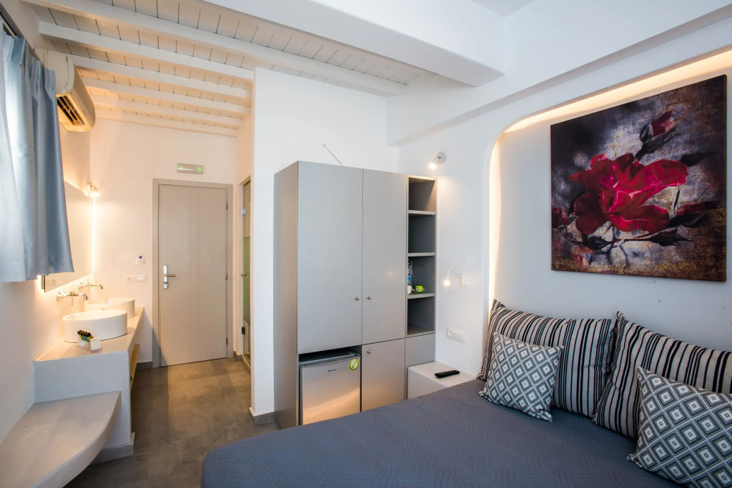 Deluxe Double room (full double bed)