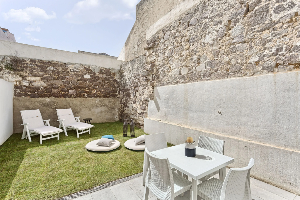 2 Bedrooms Executive Apartment with garden view