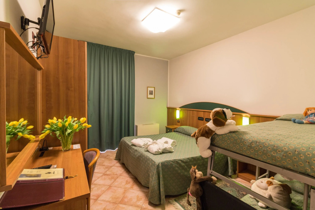Standard Triple room
