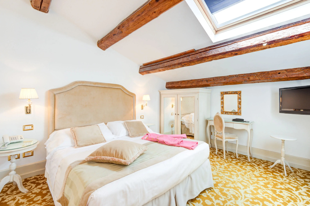 Classic Double room (full double bed)